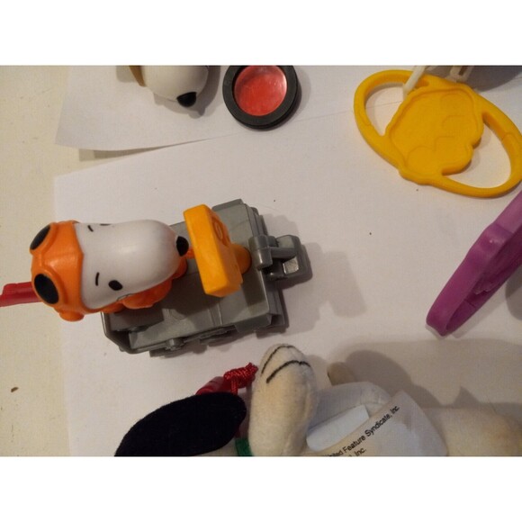 Snoopy McDonalds Happy Meal Toys Assortment of 5 Figures & 2 Books - Picture 4 of 16